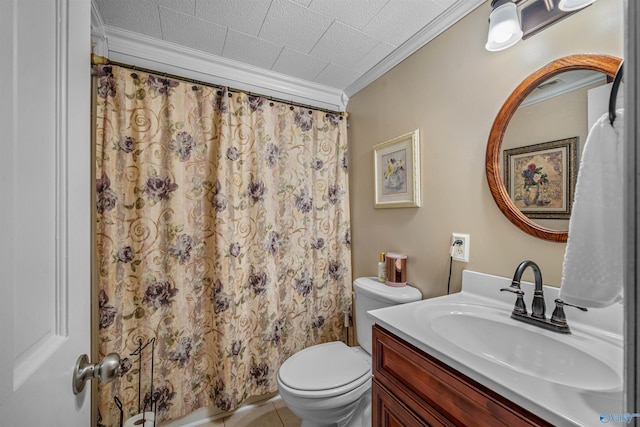 full bath featuring vanity, toilet, ornamental molding, and a shower with curtain
