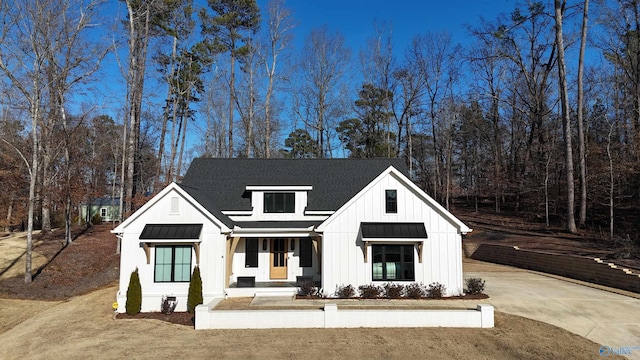 modern farmhouse style home featuring covered porch