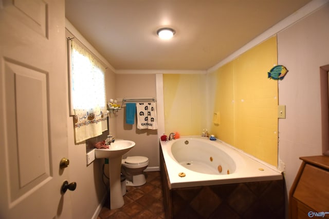 bathroom with toilet, a sink, crown molding, and a whirlpool tub