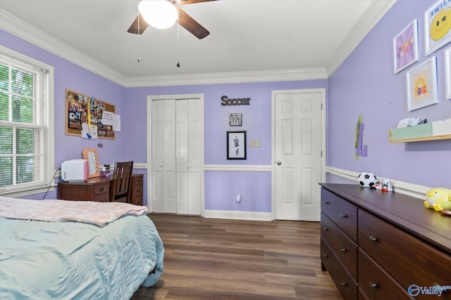 bedroom featuring baseboards, ceiling fan, ornamental molding, dark wood-style flooring, and a closet