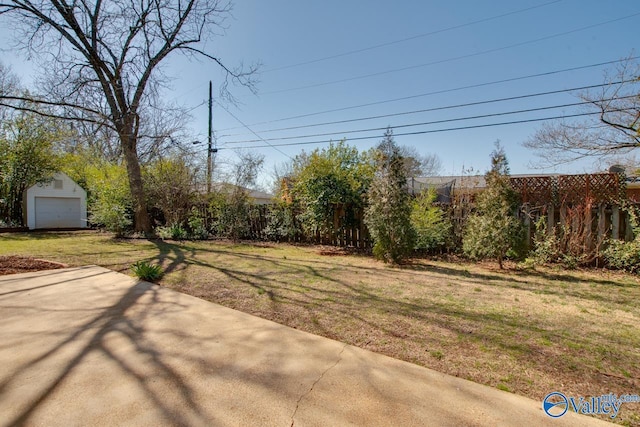 view of yard with an outbuilding