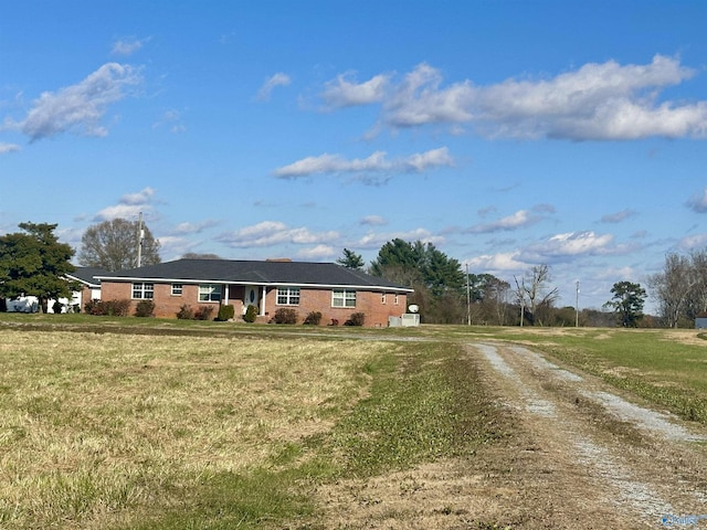 ranch-style house featuring a front yard