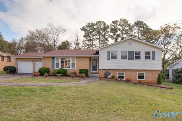 view of front of property featuring a front yard and a garage