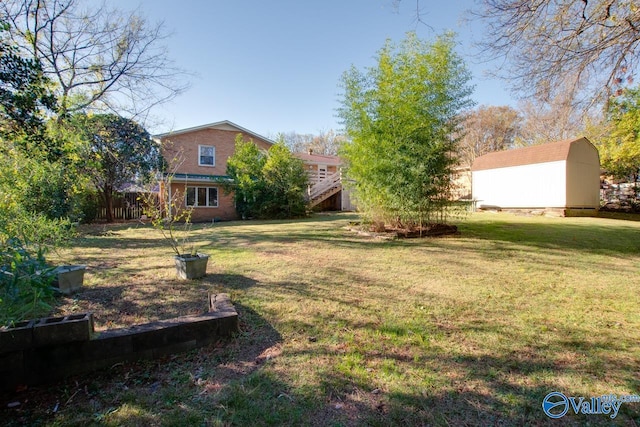 view of yard featuring a shed