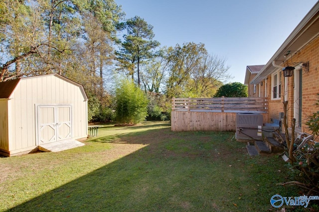 view of yard featuring a shed