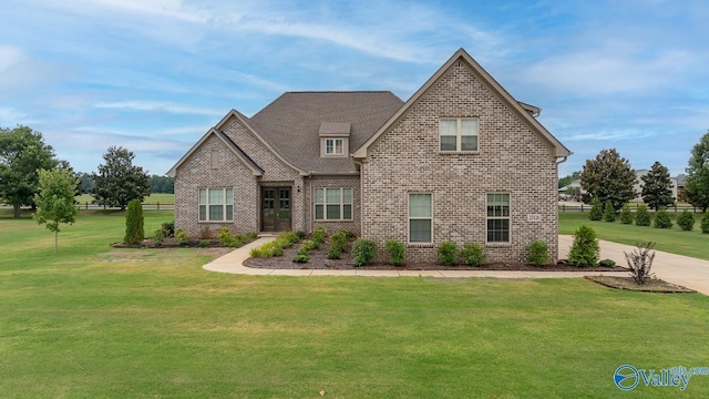 view of front of home featuring a front lawn