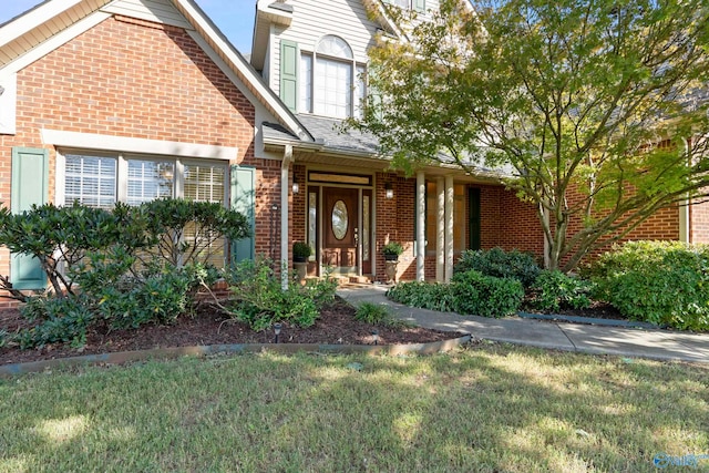 entrance to property featuring a yard