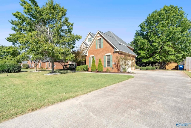 view of front facade featuring a front yard and a garage