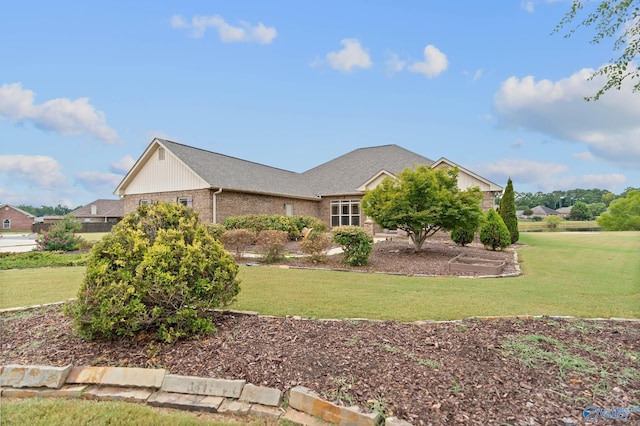 view of front facade featuring a front yard