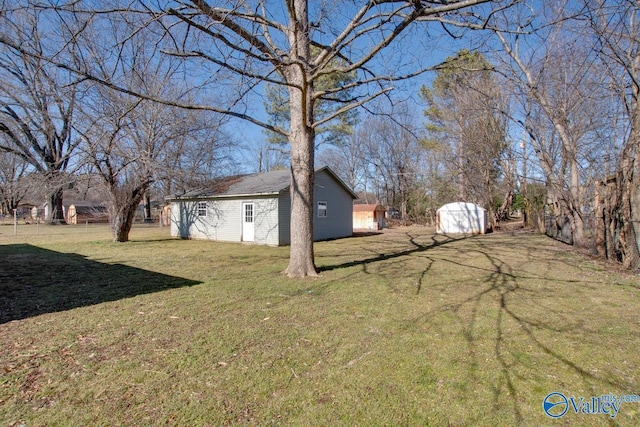 view of yard featuring a shed