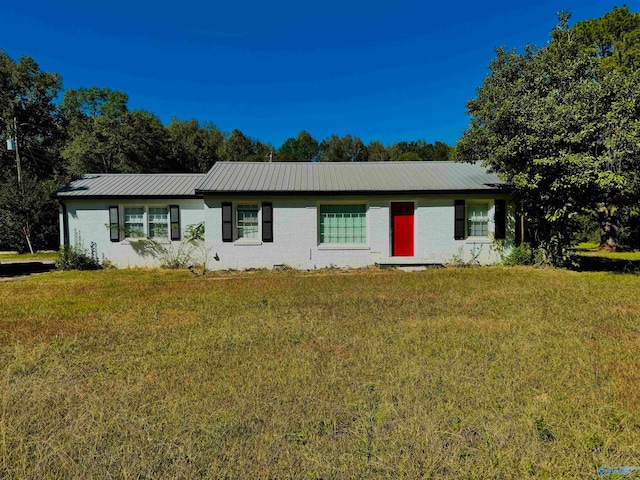 single story home with a front lawn