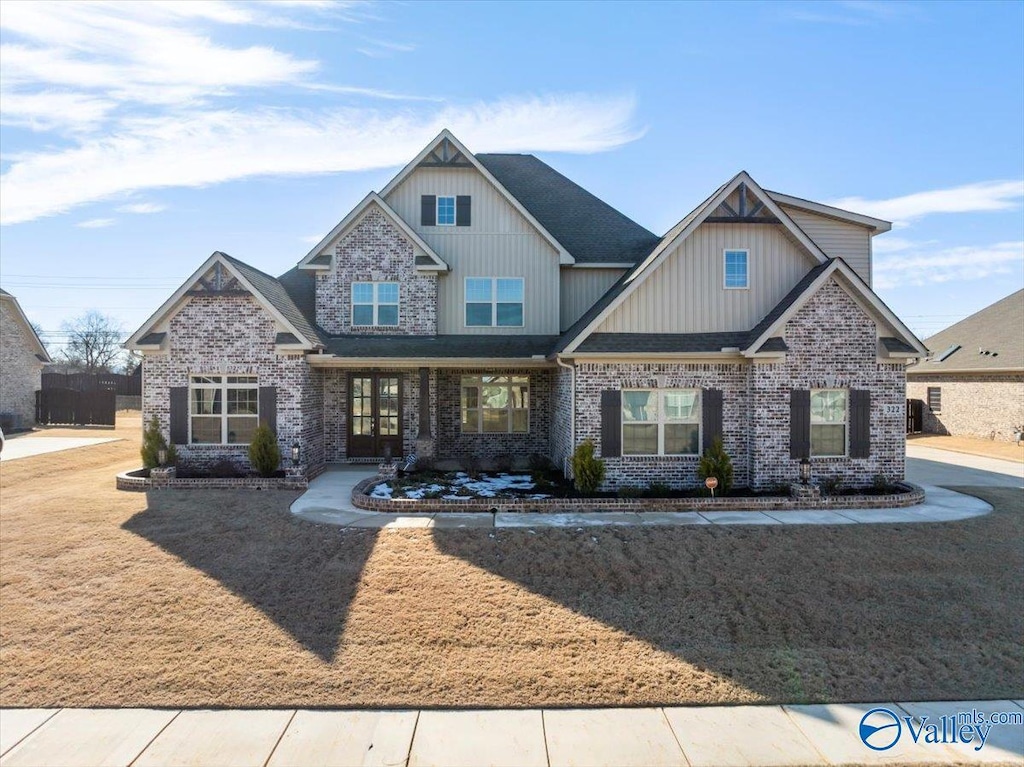 craftsman-style house featuring a front lawn