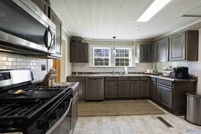 kitchen featuring decorative backsplash, visible vents, stainless steel appliances, and a sink