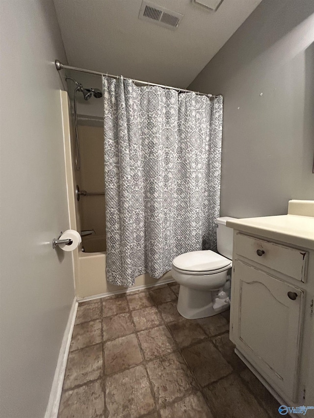 full bathroom with shower / tub combo with curtain, visible vents, toilet, vanity, and baseboards