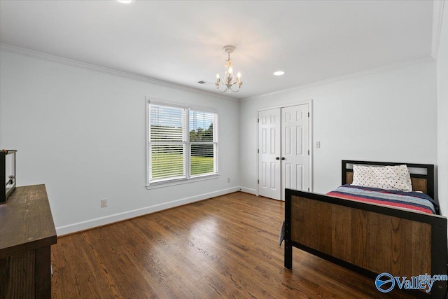 unfurnished bedroom with ornamental molding, wood finished floors, and a chandelier