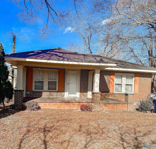 single story home with covered porch