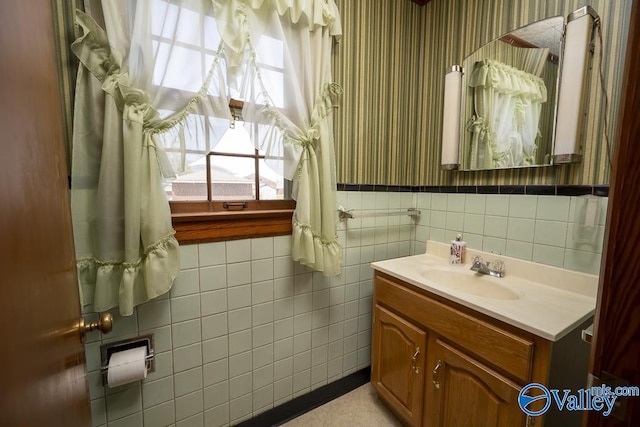 514 W St, Scottsboro, AL 35768 - bathroom with a wainscoted wall, wallpapered walls, a healthy amount of sunlight, and vanity