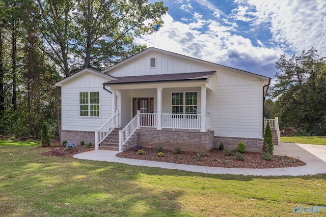 view of front of property featuring a front yard and a porch