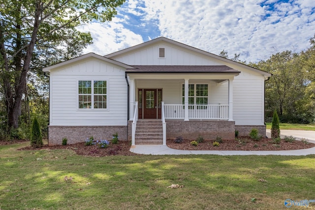 view of front facade featuring a front yard and covered porch