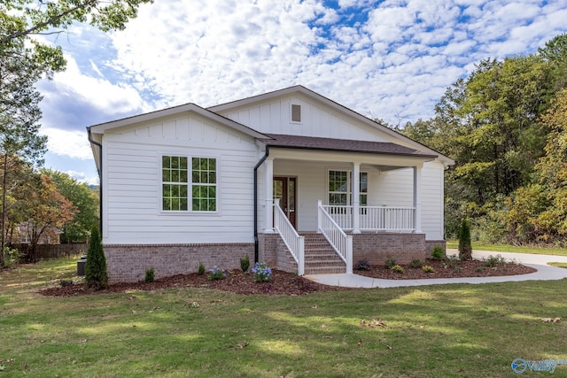 view of front of property with a front lawn and covered porch