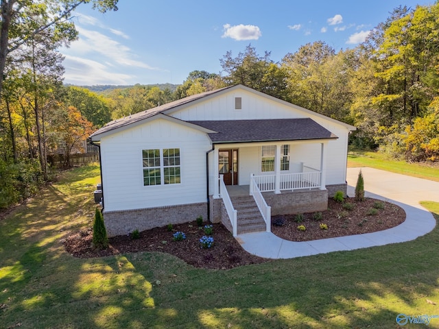 view of front of property featuring a front yard and a porch