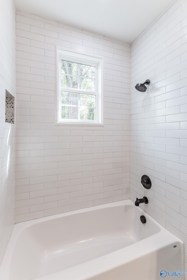 bathroom with tiled shower / bath combo