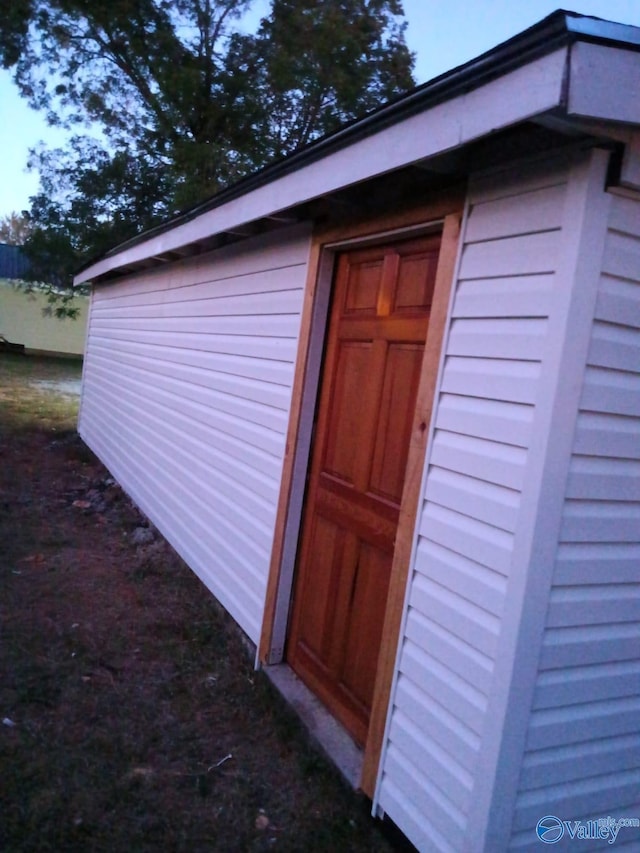 view of outdoor structure featuring an outbuilding