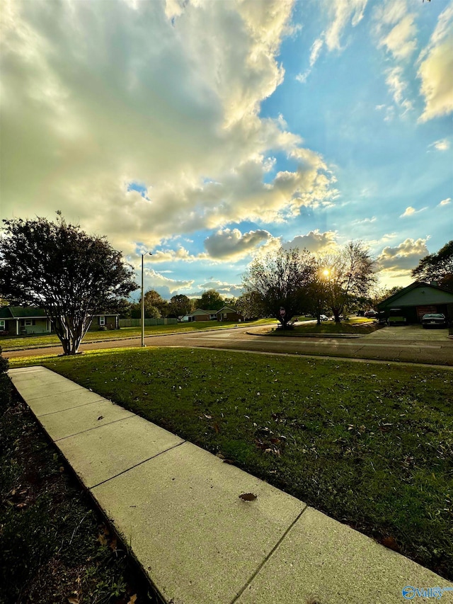 view of property's community featuring a lawn