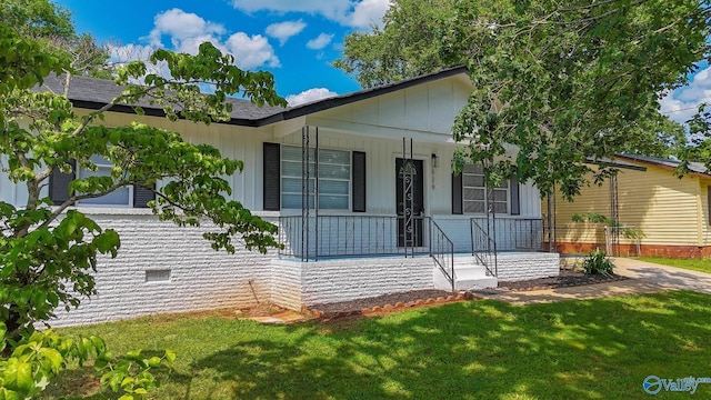 629 Dawson Ter NW, Huntsville, AL 35811 - view of front of house featuring a porch and a front yard