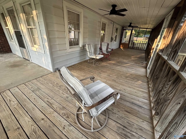 deck with covered porch and a ceiling fan
