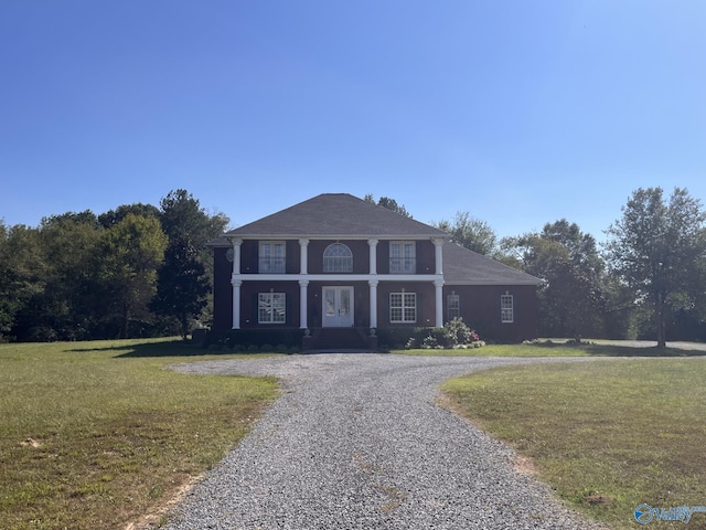 view of front facade featuring a front lawn