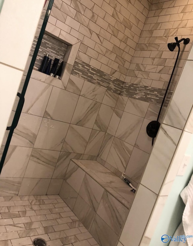 bathroom featuring tiled shower