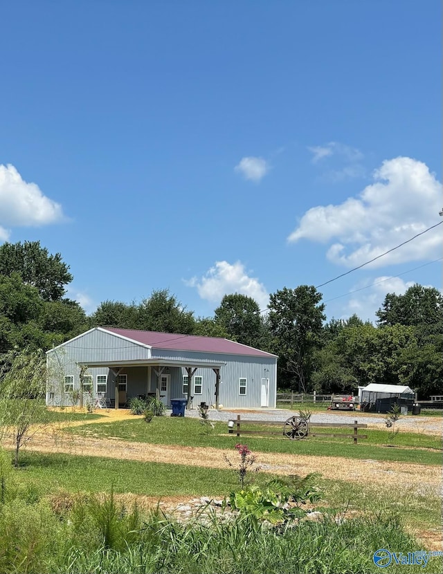 manufactured / mobile home with a front yard