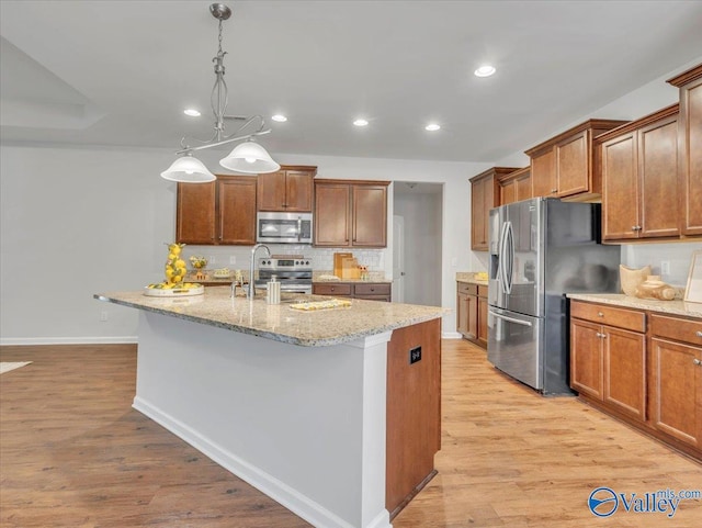 27004 Mill Creek Dr, Athens, AL 35613 - kitchen featuring a sink, stainless steel appliances, baseboards, recessed lighting, and a center island with sink