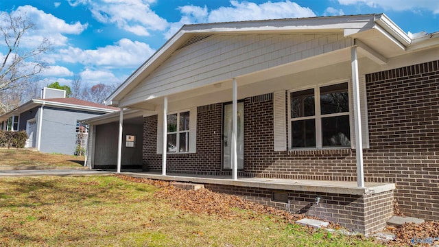 view of front of home with a porch and a front lawn