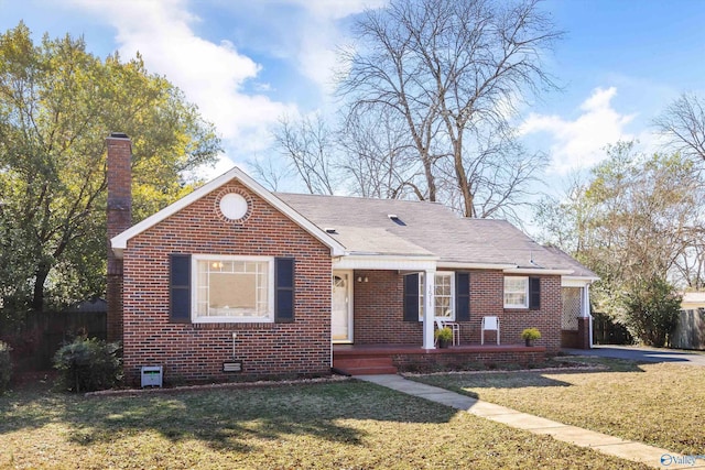 view of front of property featuring a front lawn