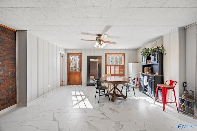 dining room with ceiling fan