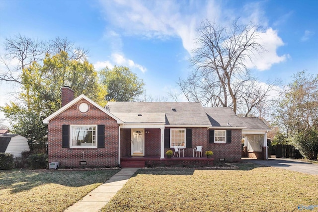 single story home featuring a front lawn