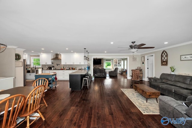 living room featuring ceiling fan, crown molding, dark wood-style floors, and recessed lighting