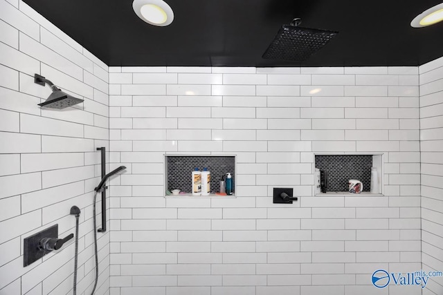 bathroom featuring tiled shower