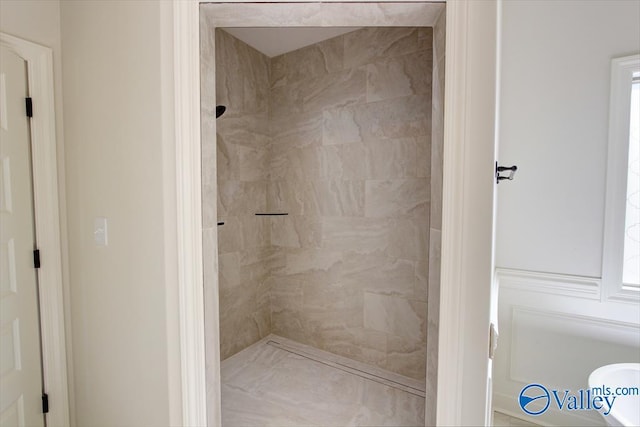 bathroom featuring tiled shower