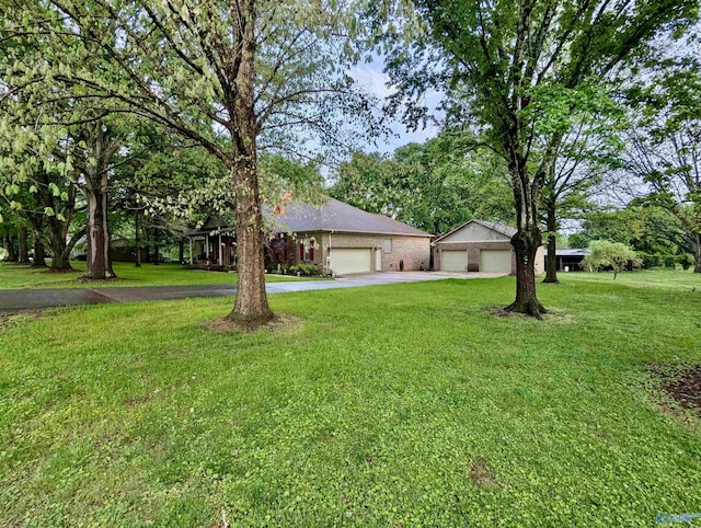 view of front facade featuring a garage, a front lawn, and driveway