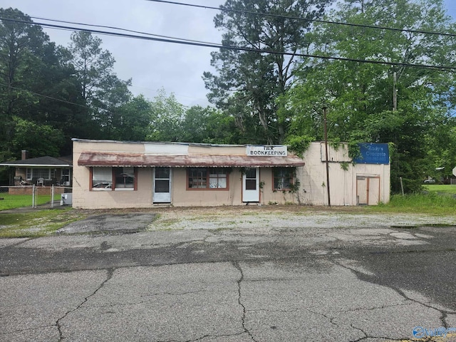 2505 E Broad St, Gadsden, AL 35905 - view of front of house featuring concrete block siding