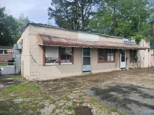 2505 E Broad St, Gadsden, AL 35905 - view of front of house featuring concrete block siding and fence