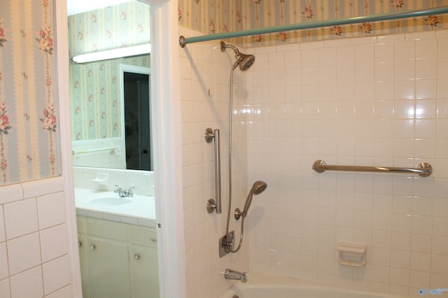 bathroom with vanity and tiled shower / bath