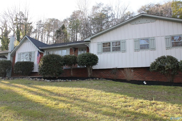 view of front of house with a front yard