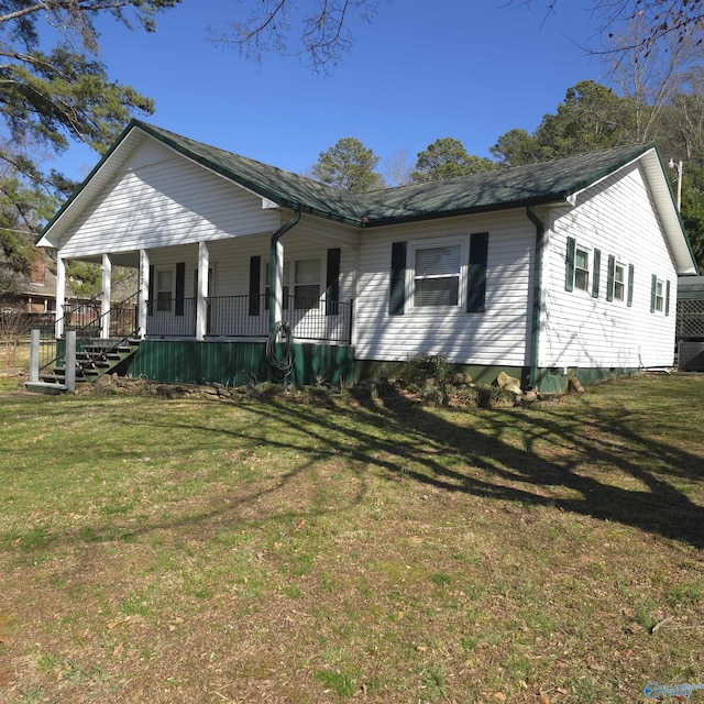 view of front facade featuring covered porch and a front lawn