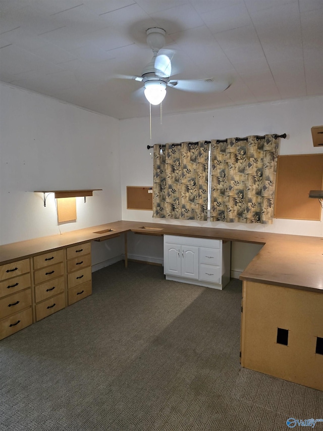 unfurnished office featuring carpet, a ceiling fan, and built in study area