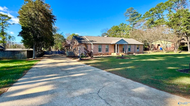 view of front of home featuring a front lawn