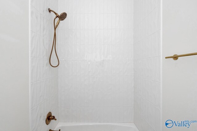 bathroom featuring tiled shower / bath